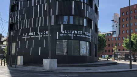 INFO FRANCE INFO [EMBARGO 5h] L'assurance maladie va déconventionner tous les centres de santé Alliance Vision pour une fraude estimée à plus de 20 millions d'euros
              Les 13 établissements du groupe Alliance Vision, spécialisé dans les soins ophtalmiques et dentaires, ne seront plus conventionnés à partir de ce vendredi 21 juillet. L'Assurance maladie a déposé plainte après avoir reçu des factures suspectes.