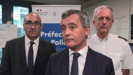 Fronde policière: Gérald Darmanin rassure les forces de l’ordre et indigne les magistrats Fronde des policiers : Gérald Darmanin rassure les forces de l'ordre et indigne les magistrats
Le ministre de l'Intérieur a reçu les syndicats de police, vendredi 28 juillet, en réponse à la fronde menée par les forces de l'ordre ces derniers jours. Il a soutenu les policiers dans leur démarche et suscité l'indignation des magistrats, inquiets de voir l'État de droit se dégrader.