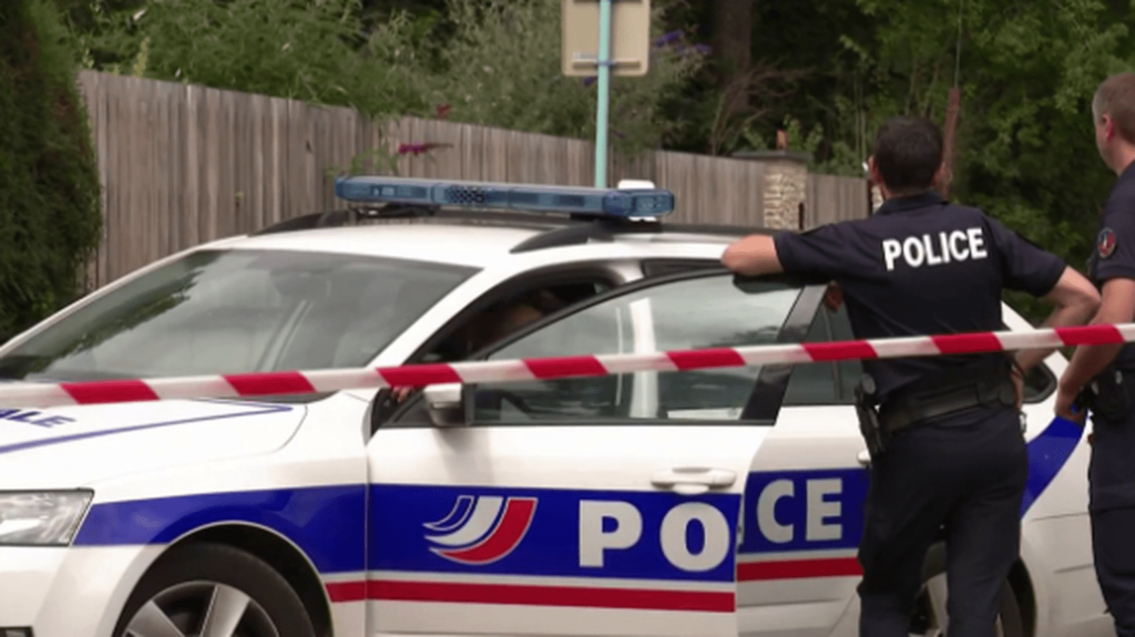 Angers : le fugitif suspecté d'un double meurtre interpellé
              Mardi 4 juillet, le fugitif suspecté d’avoir tué deux personnes et d’en avoir blessé une troisième a été interpellé à Avrillé (Maine-et-Loire). Sa traque aura duré près de 15 jours. Retour sur son parcours.
