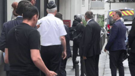 Fronde des policiers : Gérald Darmanin rencontre les syndicats
              On retrouve Caroline Motte, place Beauvau (Paris), où les syndicats de policiers sont reçus par Gérald Darmanin, jeudi 27 juillet. C’est un bras de fer qui s’est engagé entre les policiers et leur ministre.