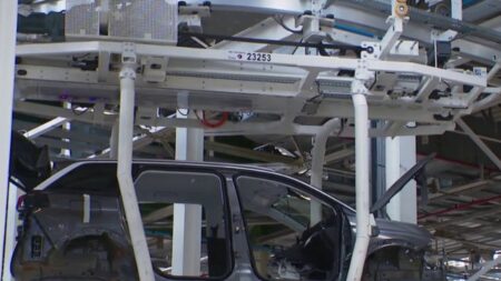 Bonus écologique : le gouvernement veut favoriser la production de véhicules électriques en France
              Dès le 1er janvier prochain, de nouveaux critères seront pris en compte pour toucher le bonus écologique, une aide à l'achat de véhicules électriques. Cela pourrait pénaliser les véhicules produits à l'étranger. Le gouvernement souhaite favoriser la production de véhicules électriques en France.