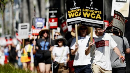 Etats-Unis : après les scénaristes, les acteurs d'Hollywood se mettent aussi en grève
              Les deux corps de métier réclament une revalorisation de leur rémunération, en berne à l'ère du streaming.