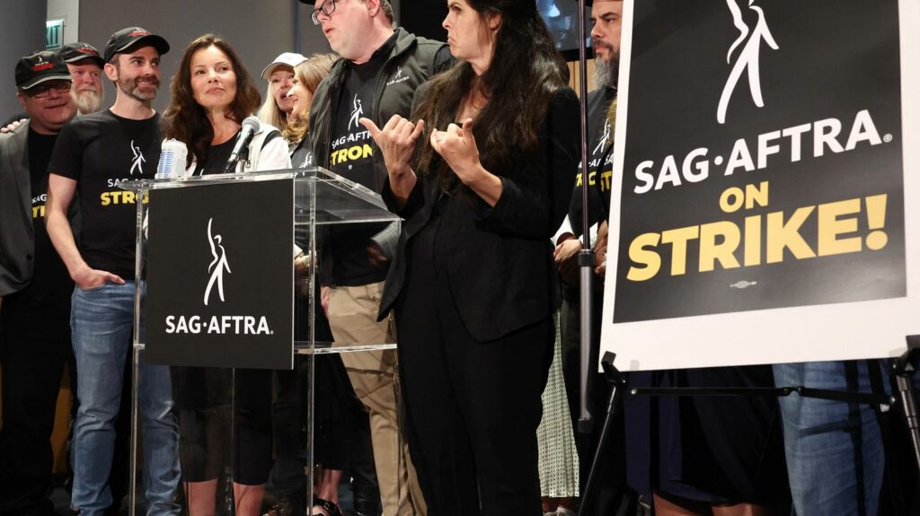 Grève des acteurs à Hollywood : "Les Anneaux du Pouvoirs", "Avatar 3" ou encore "Les Simpsons" menacés par le mouvement
              Les acteurs hollywoodiens ont décidé de rejoindre les scénaristes, en grève depuis deux mois. Un double débrayage qui pourrait paralyser beaucoup de productions au cinéma, à la télévision ou encore sur les plateformes de streaming.