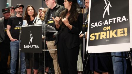 Grève des acteurs à Hollywood : "Les Anneaux du Pouvoirs", "Avatar 3" ou encore "Les Simpsons" menacés par le mouvement
              Les acteurs hollywoodiens ont décidé de rejoindre les scénaristes, en grève depuis deux mois. Un double débrayage qui pourrait paralyser beaucoup de productions au cinéma, à la télévision ou encore sur les plateformes de streaming.