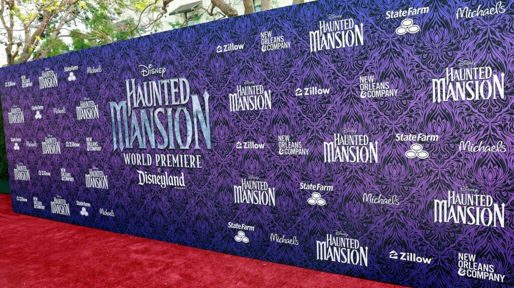 Les stars en grève abandonnent le tapis rouge de l'avant-première du nouveau film Disney
                  La présentation du film "Le Manoir hanté" de Disney a vu son tapis rouge déserté par ses stars, qui n'ont pas effectué le traditionnel travail de promotion pour cette première projection depuis que les acteurs de Hollywood se sont mis en grève.