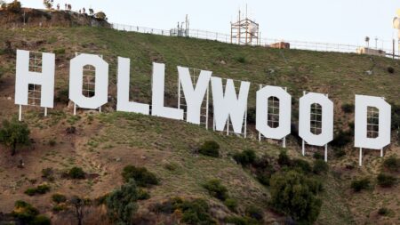 Grève des acteurs à Hollywood : cinq choses à savoir pour comprendre un mouvement qui risque de paralyser toute la production américaine
              La grève des acteurs à Hollywood a officiellement débuté jeudi à minuit à Los Angeles (ce vendredi à 9 heures à Paris). Les acteurs rejoignent ainsi le mouvement des scènaristes, commencé début mai. Inédite, cette grève risque de bloquer toute la production audiovisuelle américaine.