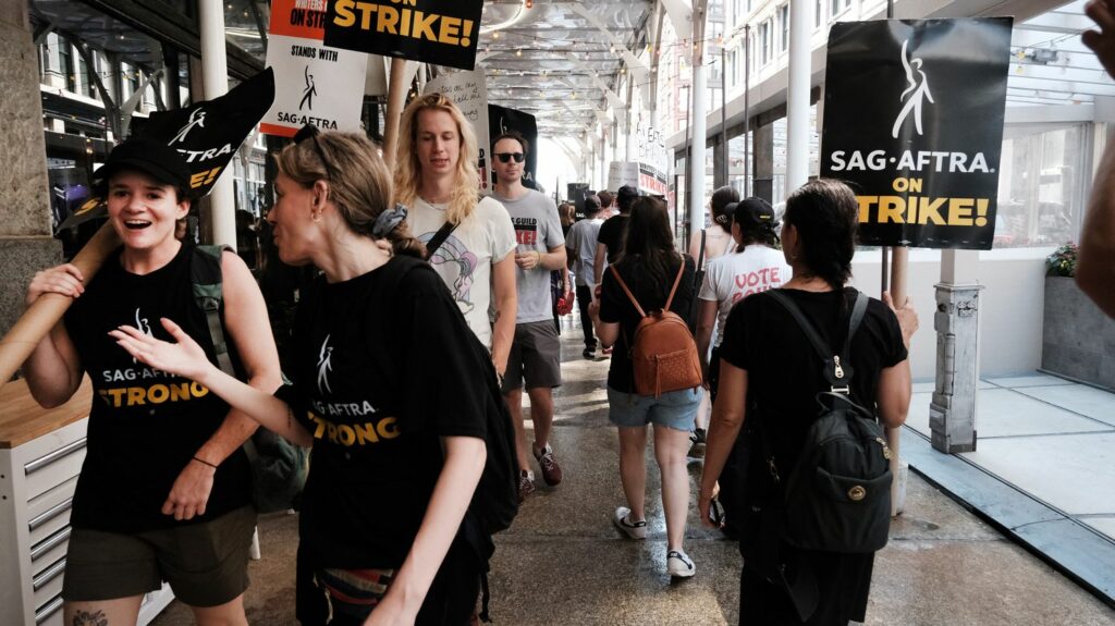 Reportage



  

  
  


      


      

      Grève à Hollywood : les acteurs entament un mouvement historique pour obtenir "des salaires équitables"
              Les acteurs ont rejoint depuis vendredi le mouvement de grève des scénaristes à Hollywood. Ils demandent une répartition plus équitable des revenus du streaming et des garanties sur l'utilisation de l'intelligence artificielle