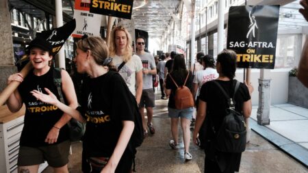 Reportage



  

  
  


      


      

      Grève à Hollywood : les acteurs entament un mouvement historique pour obtenir "des salaires équitables"
              Les acteurs ont rejoint depuis vendredi le mouvement de grève des scénaristes à Hollywood. Ils demandent une répartition plus équitable des revenus du streaming et des garanties sur l'utilisation de l'intelligence artificielle