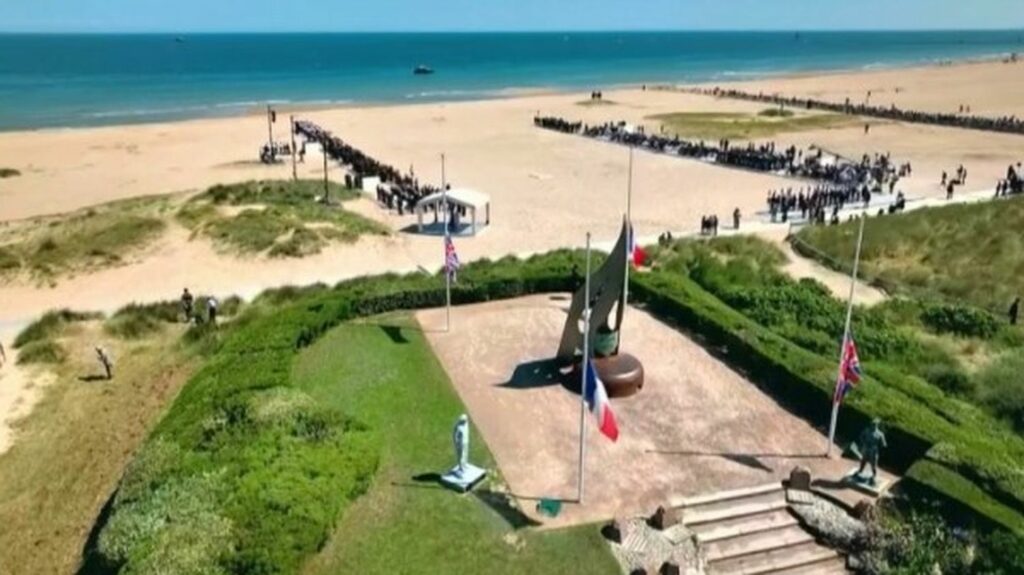 Débarquement en Normandie : de nombreuses personnes présentes pour l'hommage à Léon Gautier
              La cérémonie d'hommage à Léon Gautier, dernier vétéran français du Débarquement, a eu lieu à Ouistreham, dans le Calvados, vendredi 7 juillet. Sur place, le journaliste Franck Besnier indique que de nombreuses personnes ont fait le déplacement.