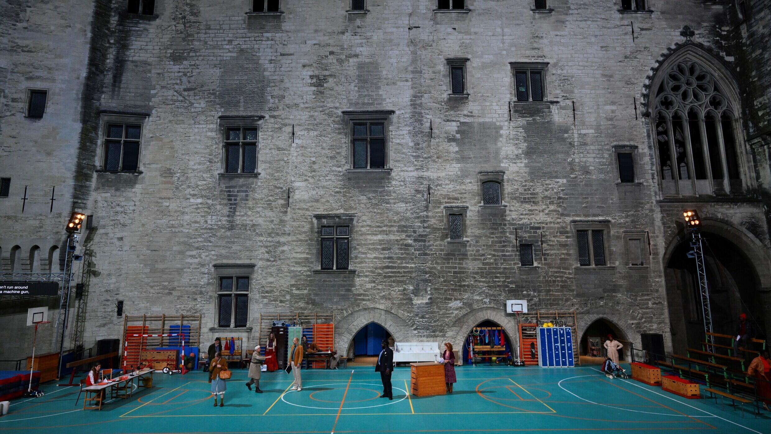 Une répétition de "Bien-être" une pièce mise en scène par Julie Deliquet, jouée au Palais des Papes lors du Festival d'Avignon, 2023