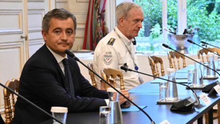 Incarcération d’un policier à Marseille: Magistrats alarmés par une ‘dégradation de l’Etat de droit’ Policier incarcéré à Marseille : des magistrats s'inquiètent d'une "dégradation de l'Etat de droit"
Pour sa première prise de parole depuis le début de la crise qui agite la police, Gérald Darmanin a affirmé jeudi soir que "les policiers ne peuvent pas être les seules personnes pour lesquelles la présomption d'innocence ne compte pas".