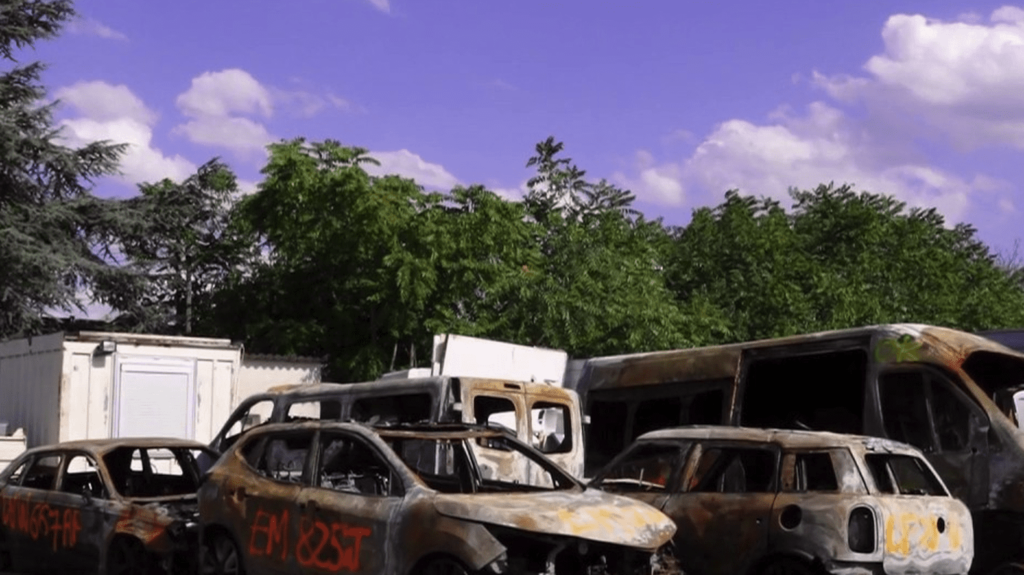 Assurance : comment se faire indemniser en cas de voiture brûlée ?
              12 000 véhicules ont été incendiés au cours des révoltes après la mort de Nahel. Que sont-ils devenus, et comment se faire rembourser ? Éléments de réponse.