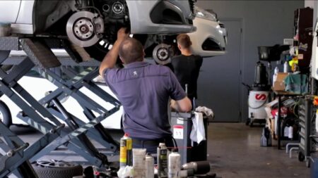 Inflation : la facture est plus salée chez les garagistes
              Cette année, réparer sa voiture coûte plus cher par rapport à l'an passé. En cause, les prix des pièces en hausse, mais aussi la révision des salaires.