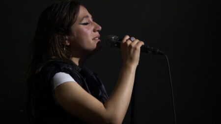 Izïa Higelin aux Francofolies malgré ses propos polémiques sur Emmanuel Macron : "Ce n'est pas dans la tourmente qu'on abandonne les gens qu'on aime", justifie le directeur du festival
                  Le directeur des Francofolies de la Rochelle et du Printemps de Bourges tente de déminer la polémique autour de la chanteuse Izïa Higelin. Lors d'un concert le 6 juillet, l'artiste a évoqué un lynchage d'Emmanuel Macron.