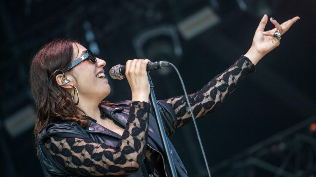 Francofolies 2023 : le concert d'Izïa Higelin prévu mercredi est bel et bien maintenu
              Malgré la polémique déclenchée par ses propos sur Emmanuel Macron, la chanteuse se produira bien sur la scène des Francofolies à La Rochelle mercredi 12 juillet.