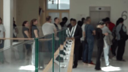 Violences après la mort de Nahel : quel est le profil des suspects interpellés ?
              On compte plus de 3 000 gardes à vue et des suites judiciaires rapides suite aux violences des derniers jours. Des comparutions immédiates ont eu lieu dans différentes villes comme à Marseille. Les prévenus sont souvent très jeunes et inconnus des services de police.