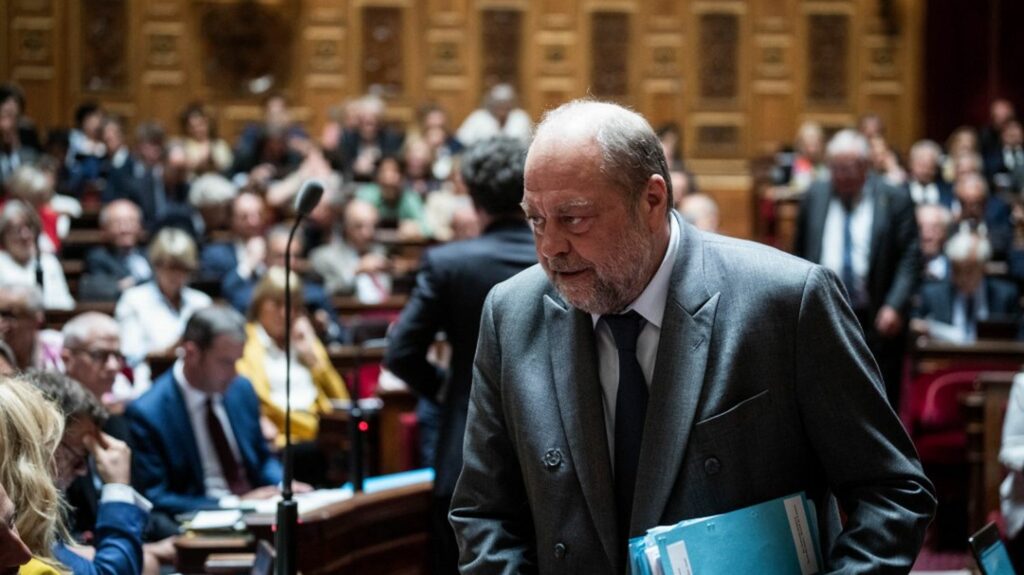 Justice : l'Assemblée approuve le principe des portables "mouchards" dans certaines enquêtes
              Cette loi autorise la géolocalisation pour suivre en temps réel les déplacements de personnes visées dans le cadre d'une enquête pour crime ou délit puni d'au moins cinq ans d'emprisonnement.
