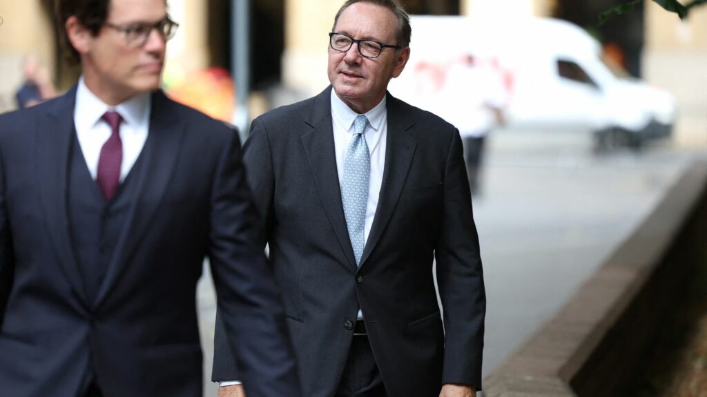 Jugé à Londres pour agressions sexuelles, Kevin Spacey nie catégoriquement les faits qui lui sont reprochés
              L'acteur américain Kevin Spacey, qui évoque des relations "consenties", reconnaît seulement avoir parfois "mal lu les signaux", et dénonce le "faible" dossier de l'accusation.