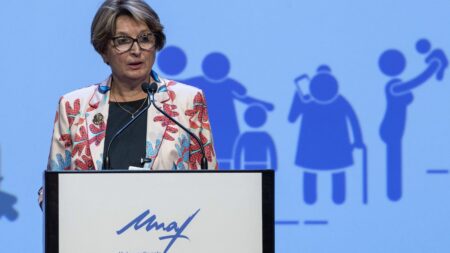 Congé parental plus court mais mieux rémunéré : l'Union nationale des associations familiales "très favorable à cette discussion"
                  La nouvelle ministre des Solidarités Aurore Bergé a annoncé son intention de raccourcir et mieux indemniser le congé parental. Marie-Andrée Blanc, présidente de l’Union nationale des associations familiales, salue l'initiative et plaide pour un congé "mieux indemnisé jusqu'à 75% du revenu professionnel".