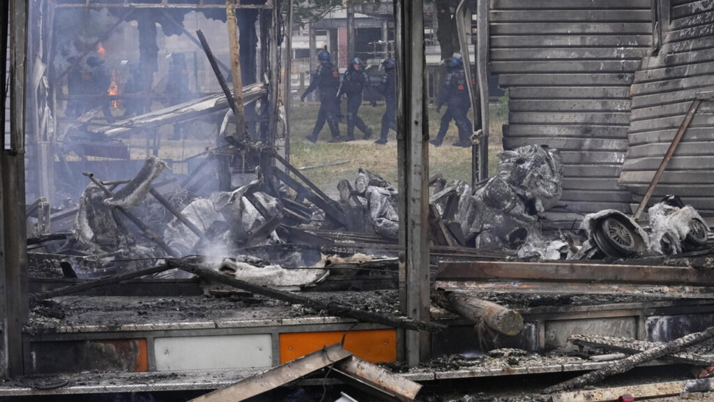 La France compte le coût d'une semaine d'émeutes et de pillages