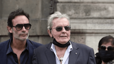 Justice : la famille d'Alain Delon dépose deux plaintes contre la compagne de l'acteur
              Hiromi Rolin, compagne d'Alain Delon, est l'objet de deux plaintes pour abus de faiblesse et harcèlement moral, déposées par la famille de l'acteur. Ces derniers lui reprochent son emprise sur Alain Delon.