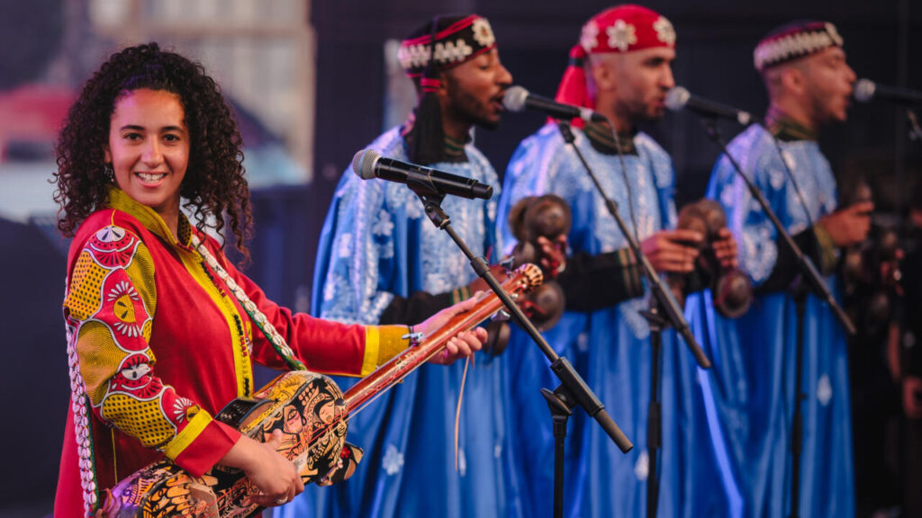 La maestro féminine Hind Ennaira montre le pouvoir de la musique gnaoua de transcender les frontières