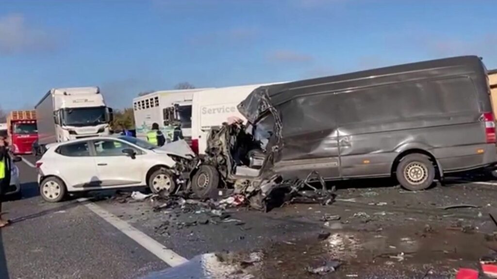 Sécurité routière : l'appellation "homicide involontaire" requalifiée en "homicide routier"
              À l'appel de plusieurs associations de victimes d'accidents de la route, le terme "homicide routier" va remplacer celui d'"homicide involontaire". Une mesure insuffisante pour ces mêmes associations, car les peines resteront les mêmes.