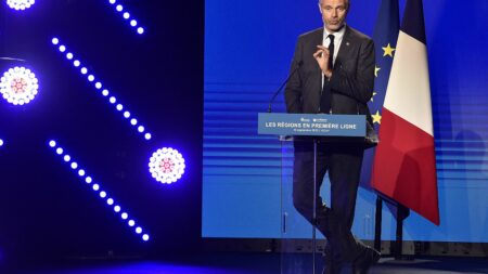 Reportage



  

  
  


      


      

      Politique : depuis sa région Auvergne-Rhône-Alpes, Laurent Wauquiez cultive sa stature présidentielle
              L'ancien chef du parti Les Républicains et président de la région Auvergne-Rhône-Alpes intervient peu sur la politique nationale. Les émeutes l'ont enfin fait sortir de son silence médiatique.