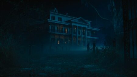 Cinéma : "Le Manoir Hanté", une comédie d’épouvante au rythme effréné
              "Le Manoir Hanté", inspiré de l’attraction mythique des parcs Disney, sort mercredi 26 juillet au cinéma. Il raconte l’histoire d’une mère et son fils qui tentent de chasser les fantômes qui hantent leur maison