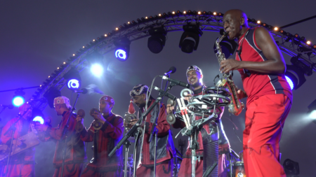 Le musicien américain Sulaiman Hakim dans son élément au festival marocain Gnaoua Le musicien américain Sulaiman Hakim dans son élément au festival marocain Gnaoua