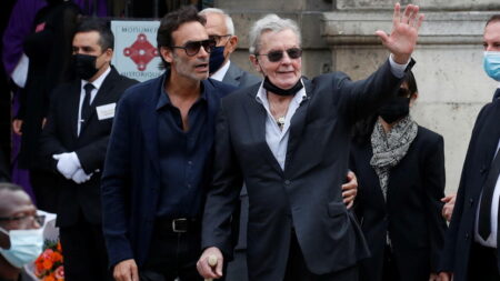 Les enfants d’Alain Delon portent plainte contre un assistant pour harcèlement présumé Les enfants d'Alain Delon portent plainte contre un assistant pour harcèlement présumé