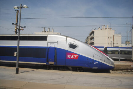 Les fraudeurs du tarif restent coincés dans les toilettes en se cachant des inspecteurs du TGV français