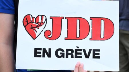 Les journalistes en grève du dimanche français "plus déterminés que jamais"