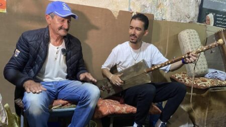 Les maâlems du Maroc démontrent ce qu’il faut pour devenir un maestro Les maâlems du Maroc démontrent ce qu'il faut pour devenir un maestro