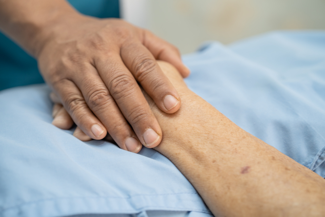 Les soins palliatifs "inexistants" loin des hôpitaux français, selon un rapport
