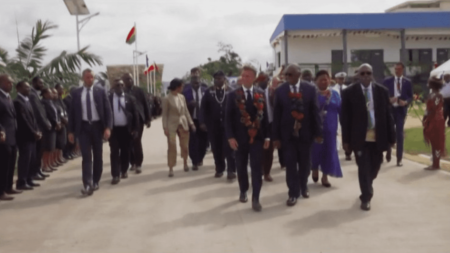Au Vanuatu, Emmanuel Macron dénonce les nouveaux impérialismes
              Emmanuel Macron est arrivé au Vanuatu, jeudi 27 juillet, et poursuit sa visite dans le Pacifique. C’est le premier déplacement d’un président français dans cette zone, en dehors de nos territoires d’outre-mer. Pourquoi reprendre pied au Vanuatu et en Papouasie Nouvelle-Guinée ? Éléments de réponse avec Christelle Méral, sur place au Vanuatu.