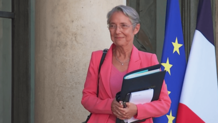 Politique : Elisabeth Borne maintenue à Matignon
              C’est la fin d’un suspense. Emmanuel Macron a renouvelé, lundi soir 17 juillet, sa confiance à Elisabeth Borne. La cheffe du gouvernement a promis des ajustements chez ses ministres, et doit faire des propositions cette semaine au chef de l’État.