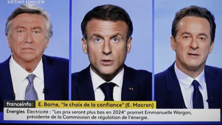Interview d'Emmanuel Macron depuis Nouméa : l'Union syndicale des magistrats "attendait" la prise de position du président et juge qu'il "était dans son rôle"
              La vice-présidente du syndicat Cécile Mamelin salue la prise de parole "mesurée" d'Emmanuel Macron sur la question des policiers mis en examen. Elle déplore toutefois "une pression" exercée par certains policiers sur la justice.