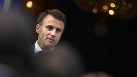 Emmanuel Macron accordera une interview à France 2 et TF1 lundi dans les journaux de 13 heures depuis la Nouvelle-Calédonie
              Le chef de l'Etat répondra aux questions des journalistes Nathanaël de Rincquesen et de Jacques Legros, en duplex depuis Nouméa.