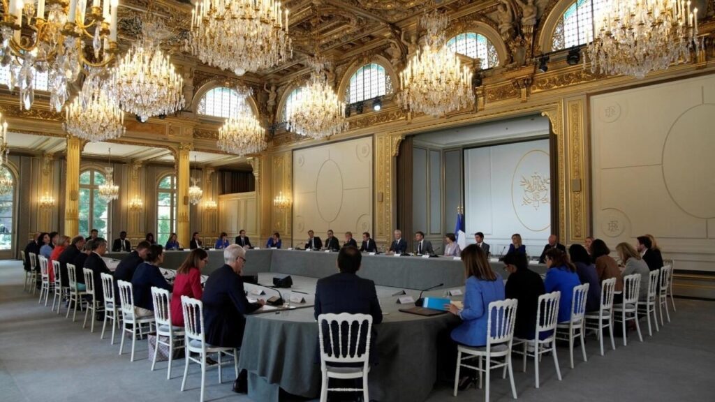 Macron insiste sur le fait qu'il faut tirer des leçons des récents troubles sociaux