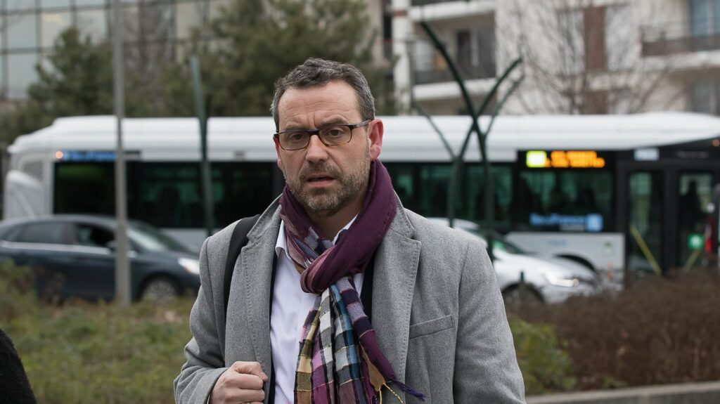 Violences urbaines : "On a perdu cinq ans pour mettre en mouvement tout le monde", réagit le maire de Grigny, reçu par Emmanuel Macron
              Reçu à l'Elysée mardi, le maire de Grigny Philippe Rio déplore que le rapport Borloo sur les quartiers prioritaires ait été enterré par Emmanuel Macron en 2018.