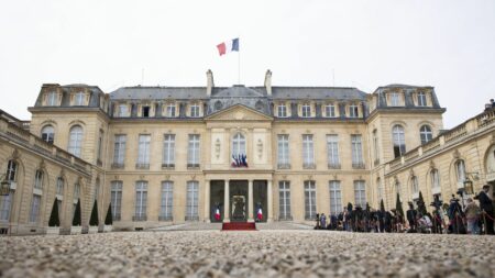"Une énième concertation sans passer à l'action serait dramatique" : qu'attendent les maires confrontés aux violences urbaines de leur rencontre avec Emmanuel Macron ?
                  Plus de 200 maires sont attendus ce mardi à l'Élysée. Tous ont été victimes de violences ou de dégradations ces derniers jours d'émeutes.
