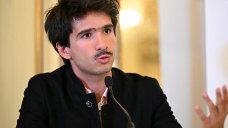 Justice : le Sénégal lance un mandat d'arrêt international contre l'avocat français Juan Branco
              Le conseil défend les intérêts de l'opposant sénégalais Ousmane Sonko et est accusé d'être responsable de "crimes et délits" en lien avec les troubles survenus dans le pays il y a un mois.