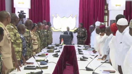 Manifestants au Niger ciblent ambassade de France en soutien aux militaires putschistes Niger : la France, cible des manifestants
Au Niger, des milliers de manifestants ont pris pour cible l’ambassade de France, ce dimanche, en soutien aux militaires putschistes qui ont renversé le président. L’Élysée n’a pas tardé à réagir et veut se montrer intraitable.