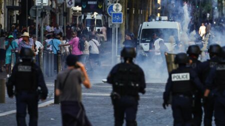 Violences urbaines à Marseille : éborgné par un tir de LBD, un homme de 21 ans porte plainte pour "violences volontaires" et "tentative d'homicide volontaire"
              Le jeune homme explique avoir été blessé par un tir de LBD dans la nuit du 30 juin au 1er juillet, avant de perdre son œil. La plainte vise notamment le directeur du Raid et le directeur général de la police nationale.