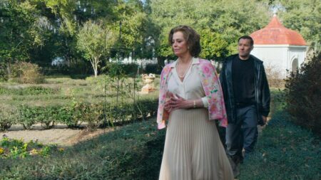 "Master Gardener", le nouveau film de Paul Schrader avec Sigourney Weaver dans un thriller intimiste et trouble
              Aussi réguliers à l’écran l’un comme l’autre depuis les années 80, c’est la première fois que le réalisateur et la comédienne se retrouvent sur un film.
