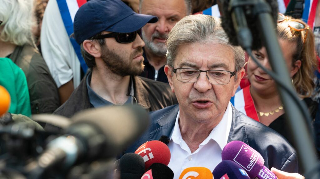 Violences après la mort de Nahel : Jean-Luc Mélenchon appelle les jeunes à "ne pas toucher" aux écoles
                  "L'école, il ne faut pas y toucher, la bibliothèque, le gymnase, tout ce qui est à nous tous, qui est notre bien commun", a demandé vendredi le leader des Insoumis dans une vidéo.