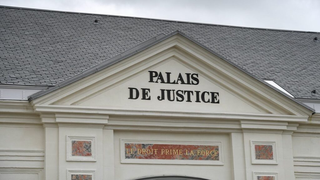 Nord : une mère mise en examen pour assassinat, soupçonnée d'avoir tué ses deux enfants
              Les corps de ses deux enfants de 5 et 10 ans ont été retrouvés, vendredi, au domicile familial situé dans la commune de Wargnies-le-Grand, près de Valenciennes.