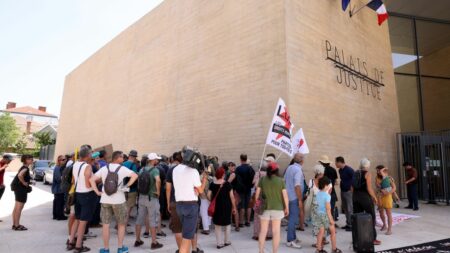 Lafarge ciblé par des militants écologistes : deux personnes mises en examen pour une action contre une cimenterie près de Marseille
              Les deux personnes, un photojournaliste et une militante, contestent cette mise en examen.