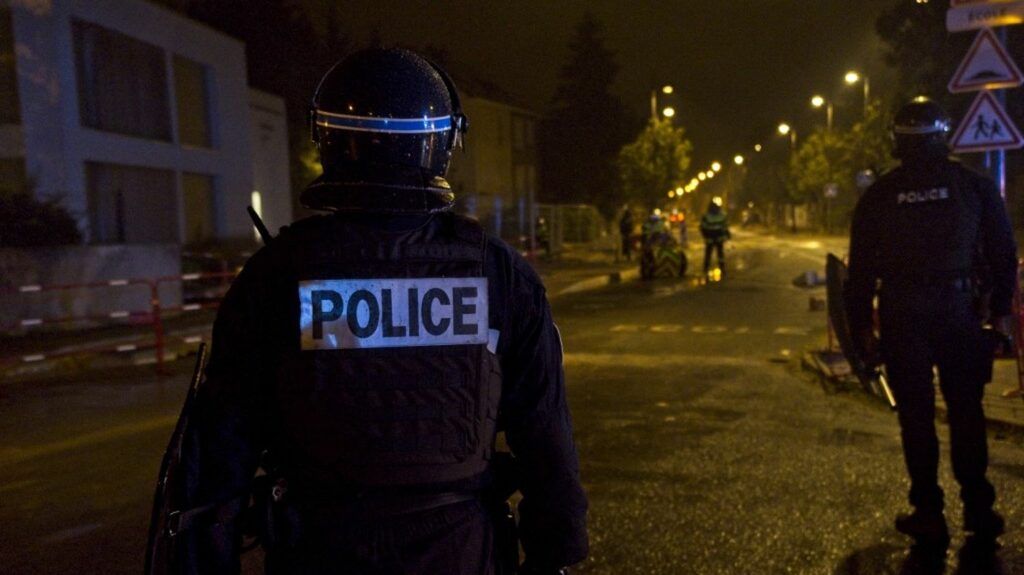 Emeutes après la mort de Nahel : plus de 1 300 interpellations dans la nuit de vendredi à samedi
              Selon les chiffres communiqués samedi par le ministère de l'Intérieur, 1 311 personnes ont été interpellées dans tout le pays lors de la quatrième nuit consécutive de violences urbaines.